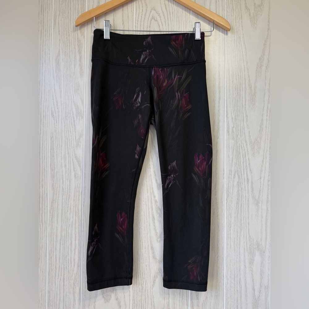 Lululemon Women's Capri Crop 20" Leggings Black with Floral Print Size 4 EUC